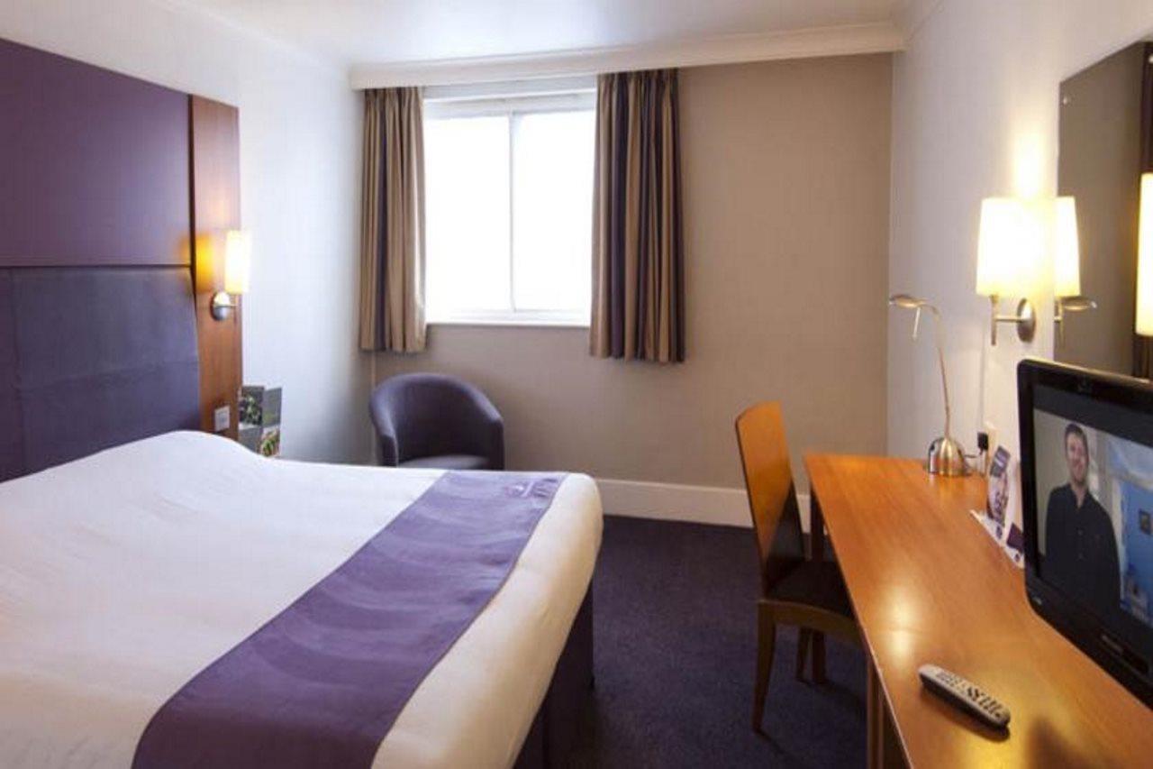 Premier Inn Leek Town Centre Exterior foto